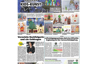 Bunte Kinderkunstwerke mit Weihnachtsmotiven, darunter Weihnachtsbäume und Schneemänner, auf einem blauen Hintergrund.